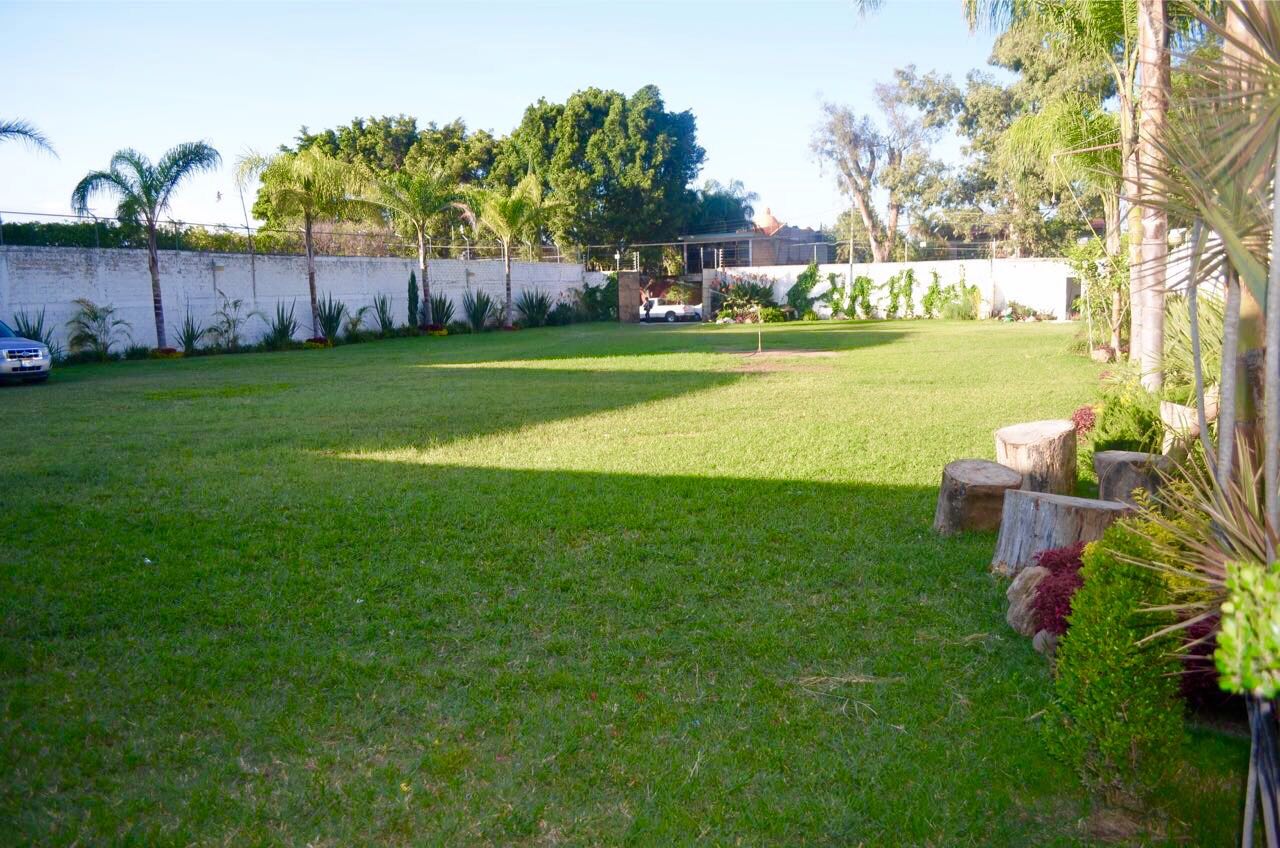 Jardín amplio con césped natural en Punto A